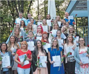  ?? FOTO: PRIVAT ?? Sie haben die Ausbildung am ZfP bestanden (von unten links): Antonia Bez, Elisabeth Maigler, Alischa Walter, Ellen Stelz, Jagoda Caly, Lisa-Marie Ackermann, Alice Seidenthal, Lukas Hekhorn, Nina Betzmann, Katharina Oetinger, Melanie Lodd, Fanny...