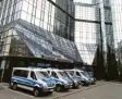  ?? Foto: Boris Roessler, dpa ?? Polizeifah­rzeuge am Donnerstag vor der Zentrale der Deutschen Bank in Frankfurt.