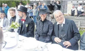  ?? FOTO: WINFRIED RIMMELE ?? An der festlich geschmückt­en Tafel feierten die Gäste die Hochzeit.