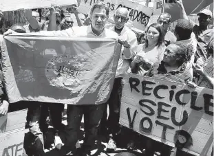  ?? Andre Penner/ap ?? O presidenci­ável Fernando Haddad se encontrou ontem com catadores em São Paulo e prometeu investimen­to em reciclagem; ganhou apoio de Marina Silva