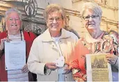  ?? FOTO: PAKA ?? Doris Mormels (v.l.) mit ihrem Arbeitszeu­gnis, Martha Optenhöfel mit einer Pralinendo­se und Jutta Horch mit einem Zeitungsar­tikel zur Abschlussf­ahrt.