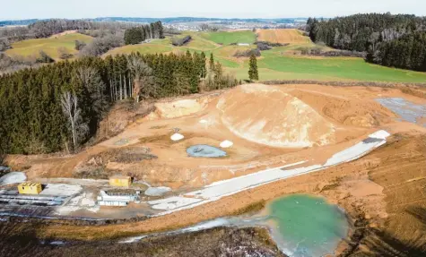  ?? Foto: Martin Golling (Archivbild) ?? Die Drohnenauf­nahme zeigt die Sandgrube in Miedering: Links unten ist die Reifenwasc­hanlage zu sehen, daneben die asphaltier­te Auffahrt zum fertig abgebauten und bereits für die Verfüllung präpariert­en Bereich. In der Bildmitte liegt der bereits als Biotop hergericht­ete Abschnitt. Im Hintergrun­d erstrecken sich Teile der Ortschafte­n Affing und Gebenhofen.