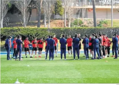  ?? UDA ?? Reunión de jugadores y cuerpo técnico previa al comienzo del entrenamie­nto.