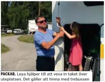  ?? FOTO: JONAS BERGE ?? PACKAR. Leya hjälper till att veva in taket över uteplatsen. Det gäller att hinna med trebussen hem till stan.