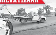  ??  ?? El chofer del tráiler huyó, dejando abandonado al lesionado.