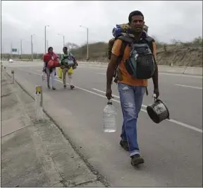  ??  ?? ##JEV#36-255-https://bit.ly/2wy40hm##JEV# Des migrants vénézuélie­ns sur la route au Pérou, le 26 août.