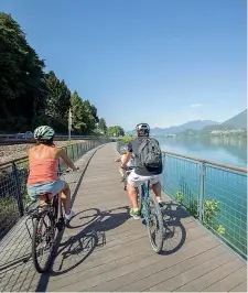  ??  ?? Specchi d’acqua La Ciclabile Valsugana lungo il lago di Caldonazzo