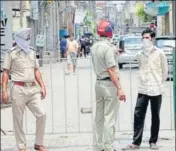  ?? BHARAT BHUSHAN/HT ?? ■
Security personnel taking a picture of a violator of Covid 19 norms near Karah Wala Chowk in Patiala on Tuesday. Figures reveal there was almost 10% increase in cases with contact history in the state in the last fortnight.