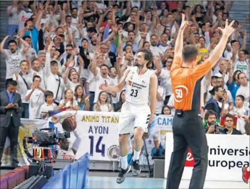  ??  ?? COMUNIÓN CON LA GRADA. Sergio Llull pone en pie a la afición blanca con una de sus acciones. Anotó 11 puntos en sus 8 primeros minutos.