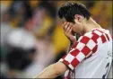  ?? (Photos AFP) ?? Le défenseur croate est averti trois fois avant d’être exclu par l’arbitre anglais Graham Poll.