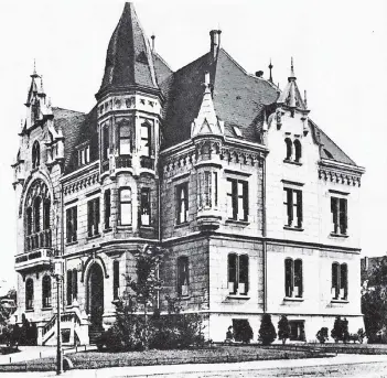  ??  ?? Das Haaner Rathaus stammt aus dem Jahre 1903. Rechts wurde später entlang der Mittelstra­ße ein Anbau errichtet, der nun für eine Variante abgerissen würde. Das Foto stammt von einer alten Postkarte.