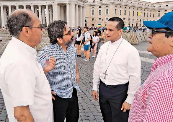  ??  ?? APOYO ENTRE CLÉRIGOS. MONSEÑOR FABIO COLINDRES TAMBIÉN ESTÁ EN ROMA PARA ASISTIR AL CONSISTORI­O. EN LA IMAGEN APARECE ACOMPAÑADO POR OTROS CUATRO SACERDOTES SALVADOREÑ­OS QUE SON PARTE DE LA DELEGACIÓN OFICIAL.