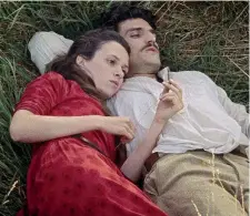  ?? ?? Sul prato Juliette Jouan e Louis Garrel in una scena di «L’envol»