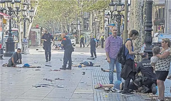  ?? (Télam) ?? Atentado en Barcelona. Una de las imágenes más difundidas del ataque terrorista que sufrió la capital catalana.