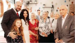  ?? (Courtesy) ?? JONNY DANIELS (left) with his daughters and members of the Polish Associatio­n of the Righteous Among Nations, including 102-year-old Jozef Walaszczyk (far right).