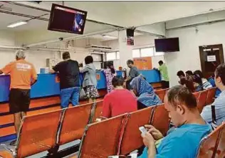  ??  ?? The service counter at the Petaling Jaya Road Transport Department Branch.
PIC COURTESY OF READER