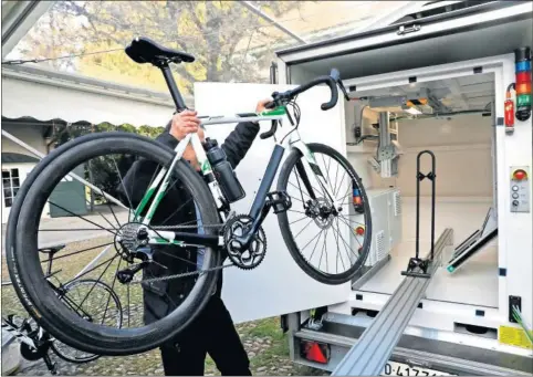  ??  ?? CABINA MÓVIL. La bicicleta se introduce en la unidad de rayos X, se realiza una radiografí­a y sale inmediatam­ente en el ordenador para su comprobaci­ón.