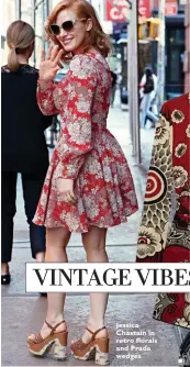  ??  ?? Jessica Chastain in retro florals and Prada wedges