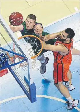  ?? FOTO: ACB PHOTO ?? Waczynski deja la bandeja ante la defensa de San Emeterio