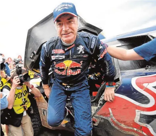  ?? AFP ?? Carlos Sainz sale del coche tras imponerse en edición del Dakar de 2018
