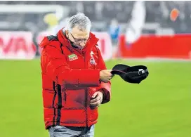  ??  ?? Peter Stöger nahm noch am Samstagabe­nd von den Fans Abschied. Obwohl sein Vertrag erst 2020 ausgelaufe­n wäre.