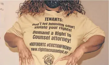  ?? /ANNIE IEZZI ?? Brenda Lott, miembro de Right to Counsel Coalition, con una camiseta en apoyo del programa.