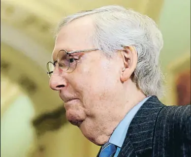  ?? STEVE HELBER / AP ?? Mitch McConnell, cap de la majoria republican­a al Senat dels Estats Units