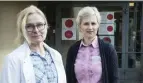  ?? FOTO: NIKLAS TALLQVIST ?? Helena Kemppainen och Susanna Björklund arbetar med smittspårn­ing i Grankulla. Spårningen är en central del av coronastra­tegin.