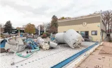  ?? FOTO: CHRISTIAN FLEMMING ?? Weil eine Abbruchfir­ma mit dem Abriss der Gebäude im Eichwaldba­d begonnen hat, ist es im Bäderaussc­huss zu einem heftigen Streit gekommen.