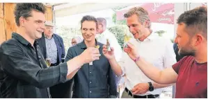  ?? RP-FOTO: ARMIN FISCHER ?? Prosit: Sascha van Beek (2.v.r.) stößt mit Lutz van der Horst (l.) und Fabian Köster (Heute Show) sowie Parteifreu­nd Frederik Paul an.