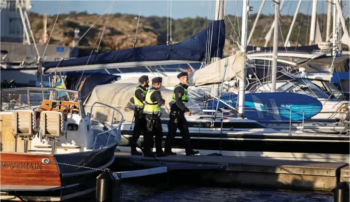  ?? Bilder: Nils Petter Nilsson ?? Polisen gick runt bland båtarna i gästhamnen och pratade med ungdomarna.