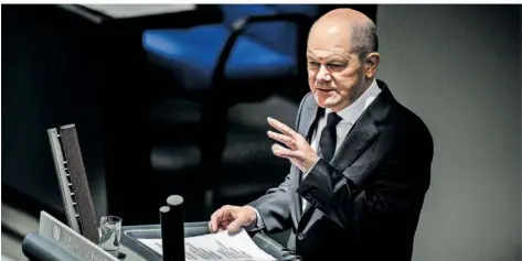  ?? FOTO: MICHAEL KAPPELER/DPA ?? Bundeskanz­ler Olaf Scholz (SPD) im Bundestag: Der Kanzler hat sich verändert, ist angriffslu­stiger und klarer in den Ansagen.