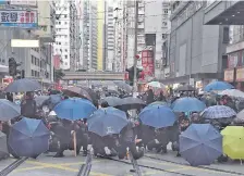  ??  ?? Manifestan­tes pro democracia durante una de las marchas, con sus paraguas, símbolo de las protestas en Hong Kong.