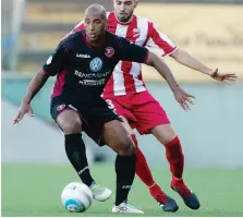  ??  ?? Reginaldo con la maglia della Reggina in contrasto con Iotti del Teramo