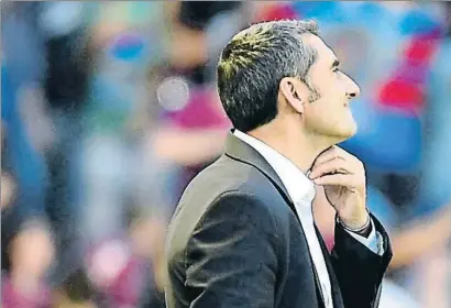  ?? JOSE JORDAN / AFP ?? L’entrenador barcelonis­ta, Ernesto Valverde, es toca el coll ahir a València