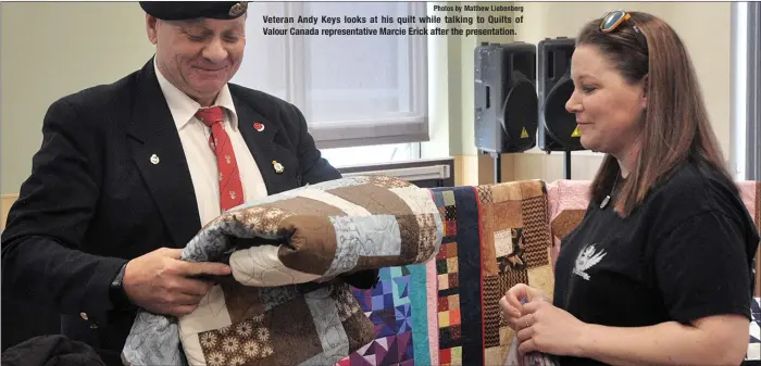  ?? Photos by Matthew Liebenberg ?? Veteran Andy Keys looks at his quilt while talking to Quilts of Valour Canada representa­tive Marcie Erick after the presentati­on.