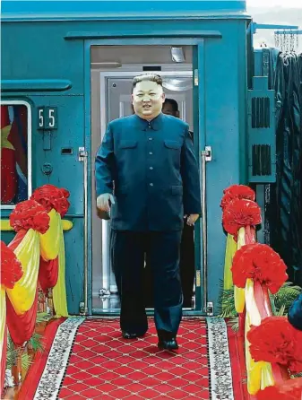  ?? FOTO REUTERS ?? Na červeném koberci. Severokore­jského lídra Kim Čong-una čekalo na železniční stanici v Dong Dangu na hranici Vietnamu s Čínou vřelé uvítání. Na zbytek cesty do Hanoje vyměnil Kim svůj luxusní obrněný vlak za auto.