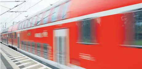  ?? FOTO: DPA ?? Bald sollen die Züge auf der Gäubahnstr­ecke schneller fahren können. Alles andere als schnell ist allerdings die Politik.