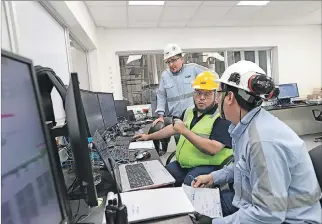 ?? AMELIA ANDRADE / EXPRESO ?? Operativa. El personal controlará la operación de la planta de Cargill por un sistema computariz­ado.