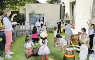  ?? - Crédits : FLR ?? Musique, chants et danses avec Anani, devant les parents amusés de voir leurs enfants danser