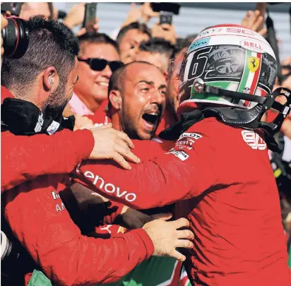  ?? FOTO: STEVEN TEE/IMAGO IMAGES ?? Die Ferrari-Crew feiert ihren „Helden“Charles Leclerc nach dessen Triumph in Monza.