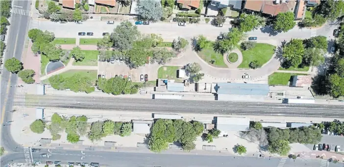  ?? ?? Más verde. El nuevo paseo está se extiende en paralelo al ferrocarri­l San Martín y se suma a la parquizaci­ón que habían hecho sobre Ricchieri, al otro lado de las vías (abajo, en la foto).