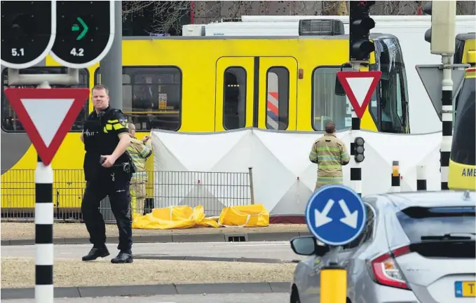  ?? FOTO: PETER DEJONG / AP / NTB SCANPIX ?? SPERRET AV: Politiet sperrer av åstedet i Utrecht.