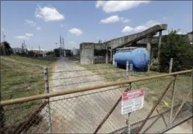  ?? THE ASSOCIATED PRESS ?? A gate at the U.S. Oil Recovery Superfund site is shown Thursday in Pasadena, Texas, where three tanks once used to store toxic waste were flooded during Hurricane Harvey. The Environmen­tal Protection Agency says it has found no evidence that toxins...