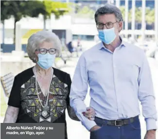  ?? ALBA VILLAR / FARO DE VIGO ?? Alberto Núñez Feijóo y su madre, en Vigo, ayer.