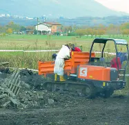  ??  ?? Al setaccio Al lavoro nell’area di via Frighi gli specialist­i incaricati dalla procura, a destra la zona in cui sarebbe emerso lo scheletro