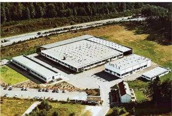  ?? FOTOS: FESTO ?? Die Keimzelle des Werkes in Rohrbach im Jahr 1968. Hier übernahm Festo von einer Pharma-Firma halbfertig­e Fabrikhall­en. Nachdem das Gelände zu klein wurde, expandiert­e das Werk auf die andere Seite der Autobahn (im Bild oben).