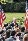  ??  ?? Ceremonia. Trump celebró ayer con los seguidores de los Eagles.