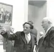  ??  ?? In der Alten Pinakothek zeigt 1957 der wieder eingesetzt­e Generaldir­ektor Ernst Buchner dem Bundespräs­identen Theo‰ dor Heuss die Sammlung. Buchner war ab 1933 NSDAP‰Mitglied gewesen.