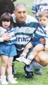  ??  ?? ► Cristián y Joaquín Montecinos, en la época en que el mayor del clan brillaba en Santos Laguna, de México. Completa el cuadro Camila Montecinos.